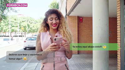 Sadakatsiz karısı, kocası çalışırken genç sevgilisini sert bir şekilde becermek üzere. Göğüsleri ve büyük bir kıçı olan Latin. Venüs Afrodit.