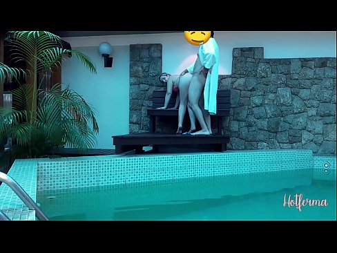 ❤️ Patron hizmetçiyi havuza davet eder ama bir sıcağa dayanamaz Porno tr.thebestfetishsites.ru ❌️